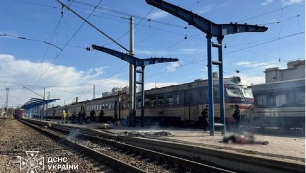 МАСАКР НА ЖЕЛЕЗНИЧКОЈ СТАНИЦИ У УКРАЈИНИ: Дрон погодио људе док су чекали воз, најмање 13 мртвих (ФОТО)