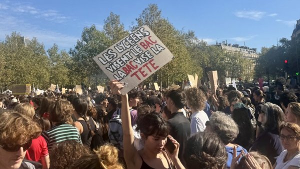 НАСТАВЉАЈУ СЕ ЂАЧКИ ПРОТЕСТИ: У Паризу на улице изашли студенти Факултета политичких наука