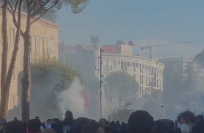 U TIRANI DIVLjACI PALE AMBASADU RUSIJE: Divljaci uništavaju sve pred sobom, razorili diplomatsko predstavništvo (VIDEO)