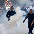 U Tirani se ne smiruje: Sukob demonstranata i policije, 13 osoba povređeno /video/