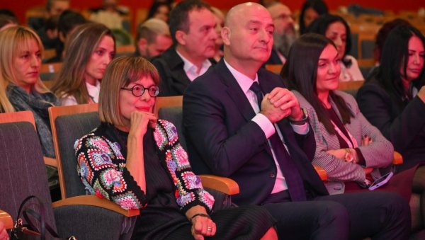 УЛАГАЊЕ У КУЛТУРНО НАСЛЕЂЕ ЈЕ УЛАГАЊЕ У БУДУЋНОСТ: У оквиру Serbia Fashion Week-а скуп посвећен старим занатима УЛАГАЊЕ У КУЛТУРНО НАСЛЕЂЕ ЈЕ УЛАГАЊЕ У БУДУЋНОСТ: У оквиру Serbia Fashion Week-а скуп посвећен старим занатима