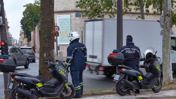 РАФАЛИ ОДЈЕКИВАЛИ ПРЕДГРАЂЕМ ПАРИЗА: Једна особа убијена, више људи рањено, нападач ухапшен