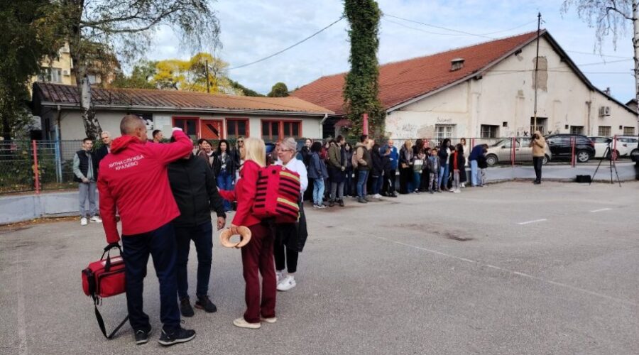 U školama u Kraljevu održana edukativna vežba u slučaju zemljotresa