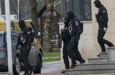 UKP UPAO U MINISTARSTVO GRAĐEVINARSTVA: Policija češlja prostorije zbog sumnje na uništavanje dokumentacije!