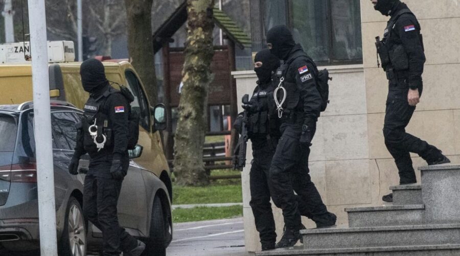 UKP UPAO U MINISTARSTVO GRAĐEVINARSTVA: Policija češlja prostorije zbog sumnje na uništavanje dokumentacije!