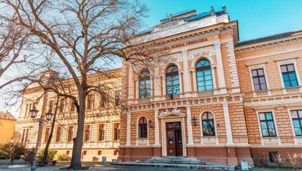 ПОНОВО У КЛУПАМА: Ученици Јовине гимназије у НС од данас наставу похађају у згради гимназије ПОНОВО У КЛУПАМА: Ученици Јовине гимназије у НС од данас наставу похађају у згради гимназије