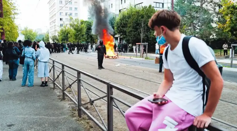 Učenik ostao bez šake, Francuska suspendovala šok-granate na protestima | Srpska dijaspora