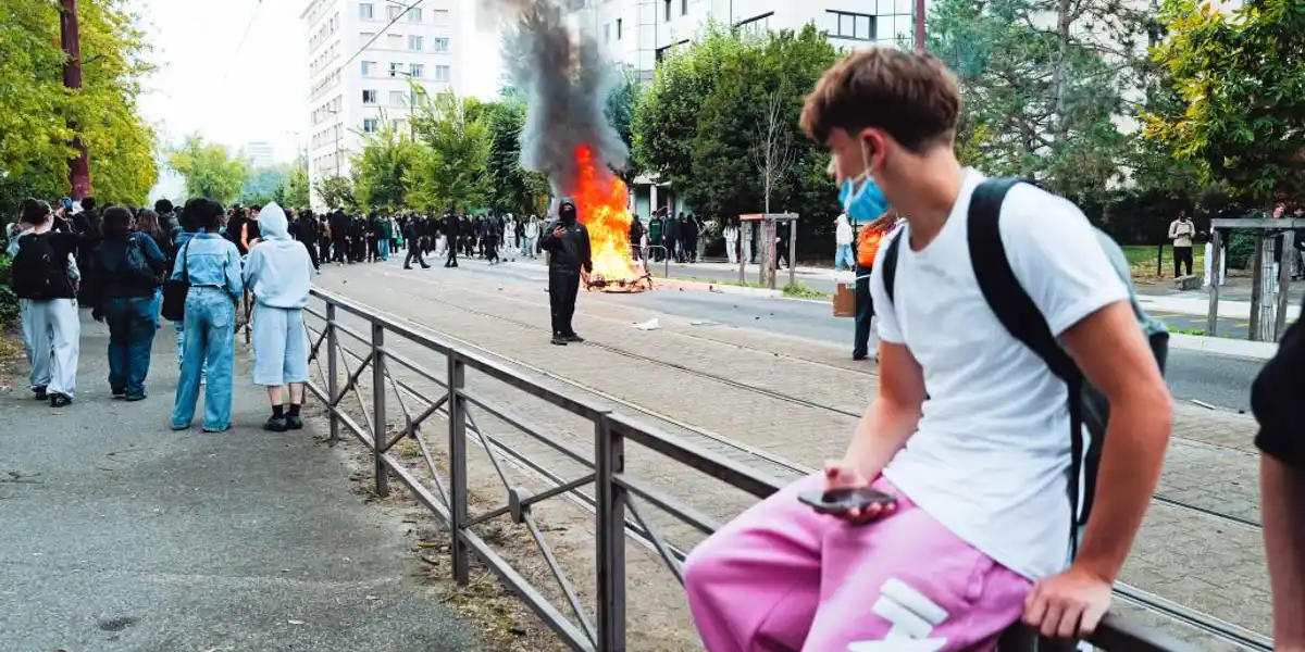 ucenik-ostao-bez-sake,-francuska-suspendovala-sok-granate-na-protestima ucenik-ostao-bez-sake,-francuska-suspendovala-sok-granate-na-protestima