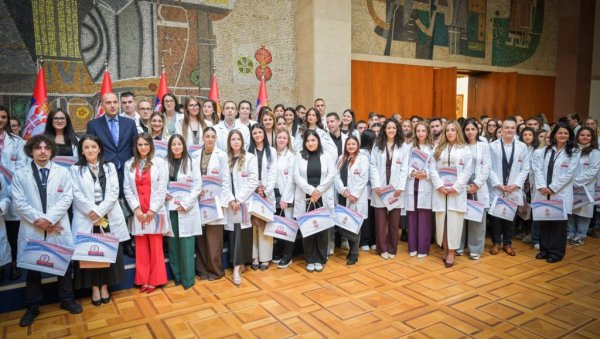 Уручени уговори о раду за 100 најбољих дипломаца медицине и 380 најбољих техничара