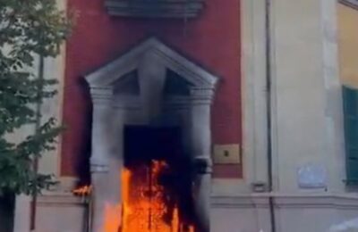 VARVAVI UNIŠTAVAJU TIRANU, ZAPALILI ZGRADU MINISTARSTVA ŽIVOTNE SREDINE: Pogledajte jezive snimke – Ovako izgleda rušenje države (VIDEO)