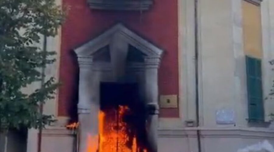 VARVAVI UNIŠTAVAJU TIRANU, ZAPALILI ZGRADU MINISTARSTVA ŽIVOTNE SREDINE: Pogledajte jezive snimke – Ovako izgleda rušenje države (VIDEO)