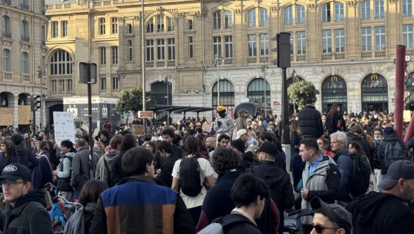 ВЕЛИКИ УСПЕХ ДЕМОНСТРАЦИЈА У ФРАНЦУСКОЈ: Одазвало се 850.000 људи ВЕЛИКИ УСПЕХ ДЕМОНСТРАЦИЈА У ФРАНЦУСКОЈ: Одазвало се 850.000 људи