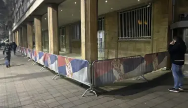 VIDEO Blokiran deo centra grada, blizu sedišta Republičke izborne komisije: Ograde kod Londona i na Terazijama