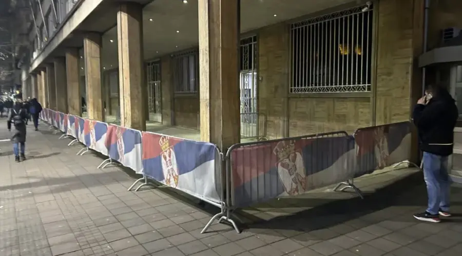VIDEO Blokiran deo centra grada, blizu sedišta Republičke izborne komisije: Ograde kod Londona i na Terazijama