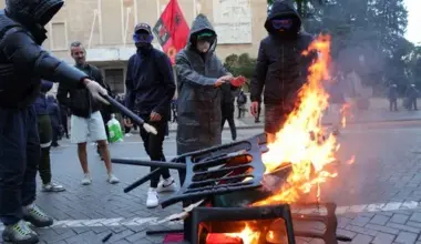 VIDEO Demonstranti ponovo preplavili Tiranu, Rama najavio nove mere protiv protesta