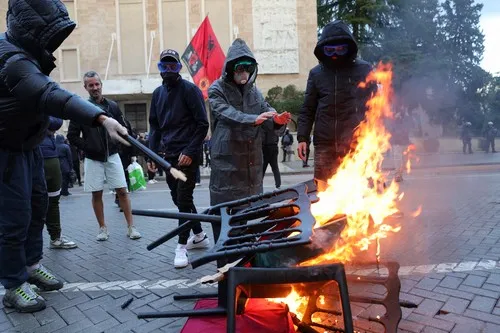VIDEO Demonstranti ponovo preplavili Tiranu, Rama najavio nove mere protiv protesta