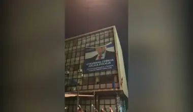 (VIDEO) Građani skinuli plakat Vojislava Šešelja sa zgrade u Novom Sadu
