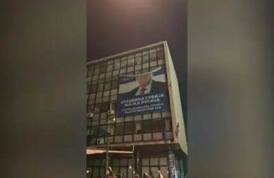 (VIDEO) Građani skinuli plakat Vojislava Šešelja sa zgrade u Novom Sadu