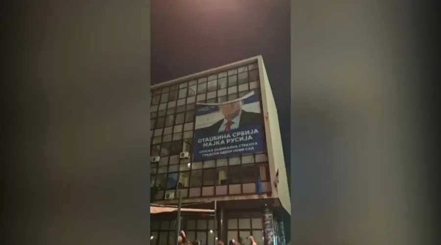 (VIDEO) Građani skinuli plakat Vojislava Šešelja sa zgrade u Novom Sadu