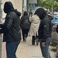 (VIDEO) Grupa ljudi okupljala se u zatvorenom lokalu u Novom Sadu, reagovala policija i izvela ih napolje
