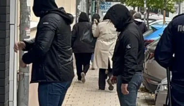 (VIDEO) Grupa ljudi okupljala se u zatvorenom lokalu u Novom Sadu, reagovala policija i izvela ih napolje