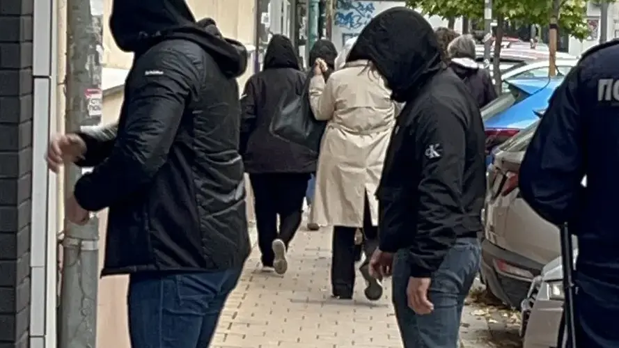(VIDEO) Grupa ljudi okupljala se u zatvorenom lokalu u Novom Sadu, reagovala policija i izvela ih napolje