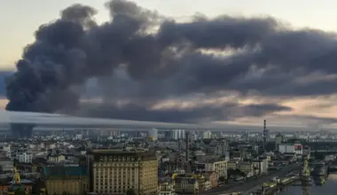 VIDEO Trenutak užasa u Kijevu: Ruski dron velikom brzinom udara u neboder, zgrada u plamenu