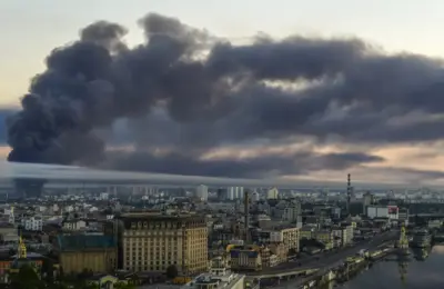 VIDEO Trenutak užasa u Kijevu: Ruski dron velikom brzinom udara u neboder, zgrada u plamenu