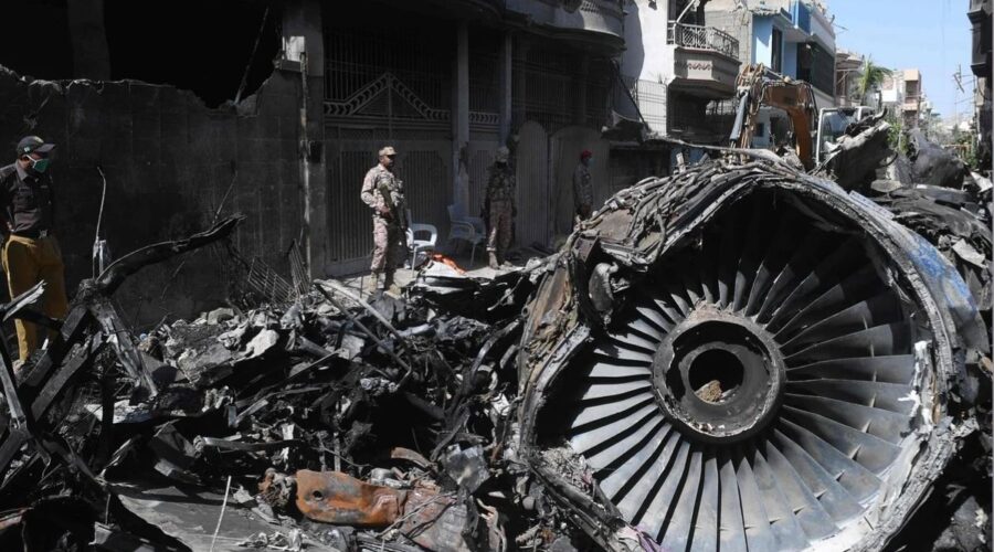 VOJNA VEŽBA ZAVRŠENA TRAGEDIJOM: Dva pilota poginula u padu aviona u Pakistanu!
