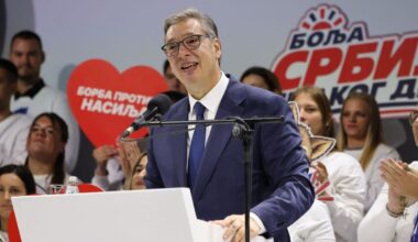 VUČIĆ ODŽAO PRVI MITING U NOVOM SADU POSLE PADA NADSTREŠNICE: Naprednjaci blokirali grad i slavili uz baklje, studenti i građani ignorisali skup! (VIDEO)