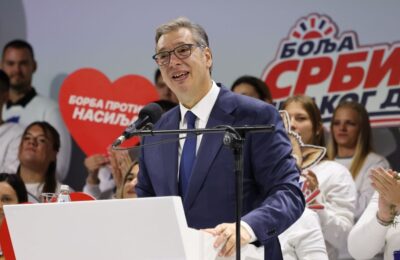 VUČIĆ ODŽAO PRVI MITING U NOVOM SADU POSLE PADA NADSTREŠNICE: Naprednjaci blokirali grad i slavili uz baklje, studenti i građani ignorisali skup! (VIDEO)