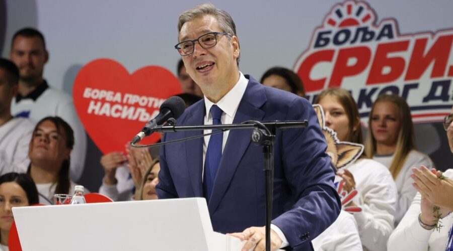 VUČIĆ ODŽAO PRVI MITING U NOVOM SADU POSLE PADA NADSTREŠNICE: Naprednjaci blokirali grad i slavili uz baklje, studenti i građani ignorisali skup! (VIDEO)
