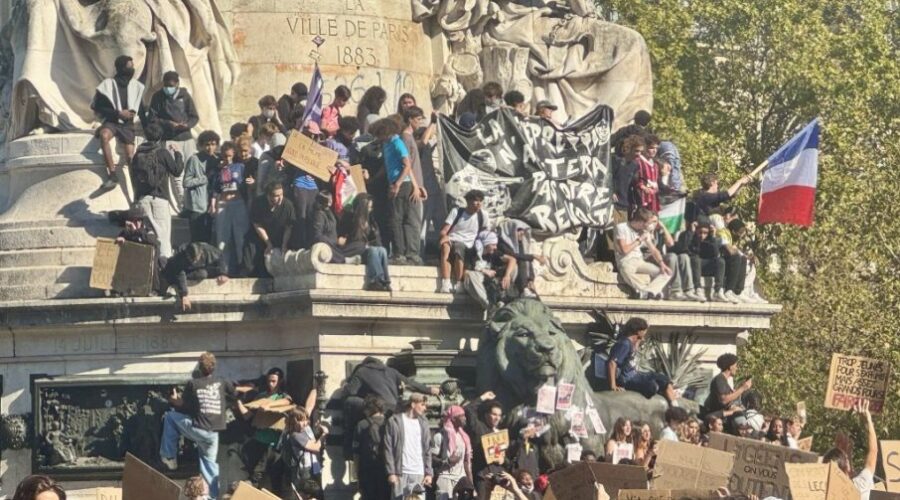 Veliki skup na pariskom Trgu republike (Foto, VIDEO)