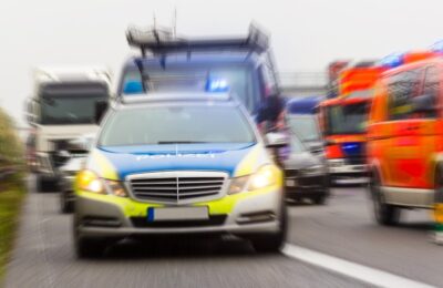 (Video) Autom uleteo u grupu ljudi u Nemačkoj, policija pucala! Nekoliko osoba povređeno, napadači u bekstvu