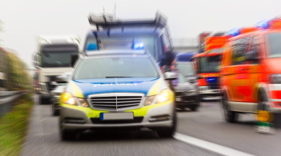 (Video) Autom uleteo u grupu ljudi u Nemačkoj, policija pucala! Nekoliko osoba povređeno, napadači u bekstvu