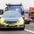 (Video) Autom uleteo u grupu ljudi u Nemačkoj, policija pucala! Nekoliko osoba povređeno, napadači u bekstvu