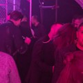(Video) Rasta se pred svima ljubi sa zgodnom devojkom Seka okupila estradu: Koleginice blistaju u crnom, a jedino ona nije…