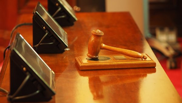ВИШЕ ОД 240 ДЕЦЕ ОТРОВАНО ОЛОВОМ У ВРТИЋУ: Власнику доживотна робија, још петоро особа осуђено ВИШЕ ОД 240 ДЕЦЕ ОТРОВАНО ОЛОВОМ У ВРТИЋУ: Власнику доживотна робија, још петоро особа осуђено