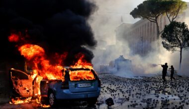 Vodeni topovi na demonstrante ispred kabineta Edi Rame! Policija šmrkovima tukla po masi, demonstranti uzvratili kamenicama: Žestoki sukobi u Tirani