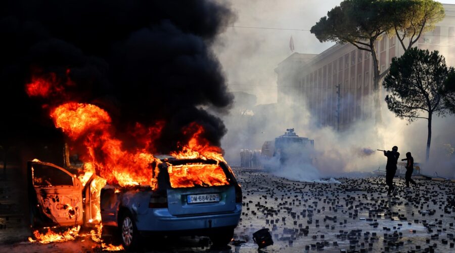 Vodeni topovi na demonstrante ispred kabineta Edi Rame! Policija šmrkovima tukla po masi, demonstranti uzvratili kamenicama: Žestoki sukobi u Tirani