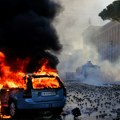 Vodeni topovi na demonstrante ispred kabineta Edi Rame! Policija šmrkovima tukla po masi, demonstranti uzvratili kamenicama…