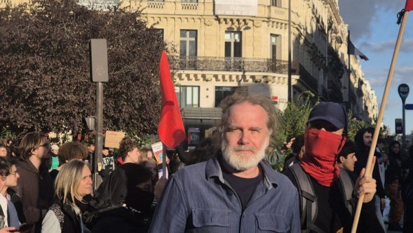ЗАГЛУШУЈУЋЕ ГРАНАТЕ, ЗАПАЉЕНЕ БАРИКАДЕ, ПУНЕ ОЧИ СУЗАВЦА, УМИВАЊЕ МЛЕКОМ: Новости на лицу места - Како су изгледали протести у Паризу ЗАГЛУШУЈУЋЕ ГРАНАТЕ, ЗАПАЉЕНЕ БАРИКАДЕ, ПУНЕ ОЧИ СУЗАВЦА, УМИВАЊЕ МЛЕКОМ: Новости на лицу места - Како су изгледали протести у Паризу