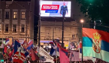 Završnica kampanje: Pesme, Ustav, zakrčene ulice i ista poruka najvećih rivala – ‘pobeđujemo’