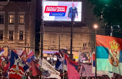 Završnica kampanje: Pesme, Ustav, zakrčene ulice i ista poruka najvećih rivala – ‘pobeđujemo’