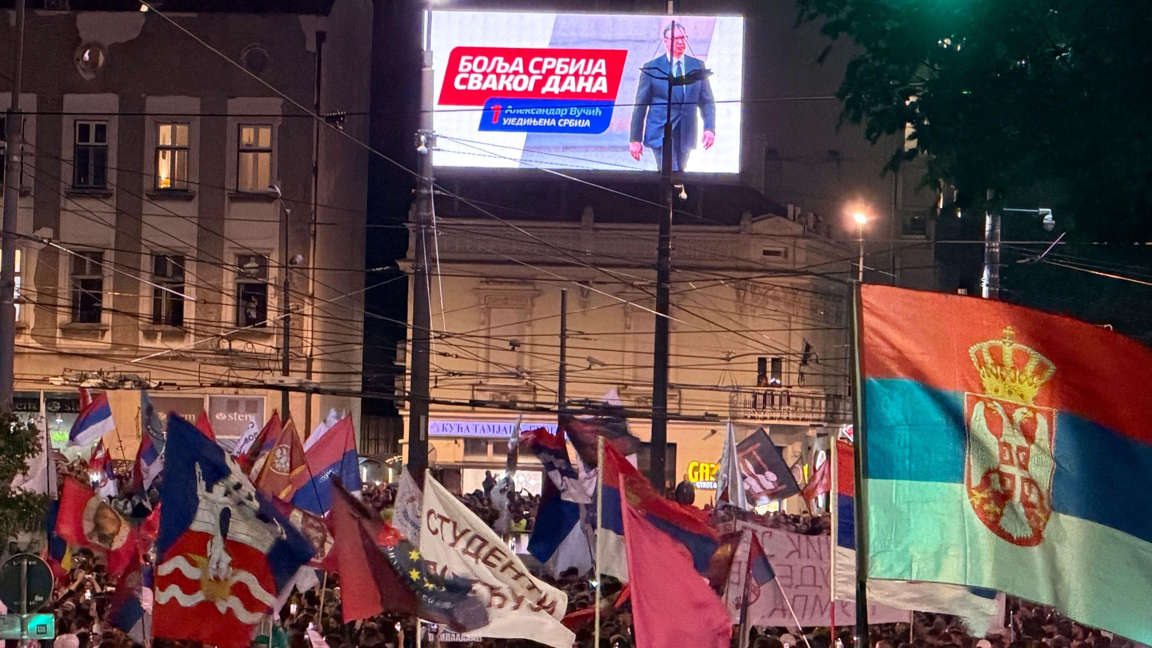 Skup pristalica Studentske liste na beogradskom Trgu Slavija i bilbord Srpske napredne stranke sa likom Aleksandra Vučića