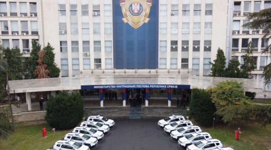 „BILI SU TAPŠAČI, A NE OBEZBEĐENJE“: Izvor iz MUP-a otkrio da su policajci nakon odlaska na mitinge SNS-a predlagani za unapređenje!
