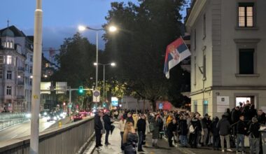 „ČEKAO SAM VIŠE OD 7 SATI“: Veliki redovi za glasanje u Cirihu, oko 500 birača još čeka ispred konzulata!