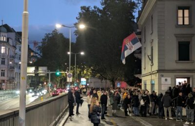 „ČEKAO SAM VIŠE OD 7 SATI“: Veliki redovi za glasanje u Cirihu, oko 500 birača još čeka ispred konzulata!