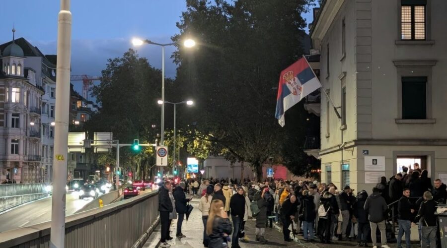 „ČEKAO SAM VIŠE OD 7 SATI“: Veliki redovi za glasanje u Cirihu, oko 500 birača još čeka ispred konzulata!