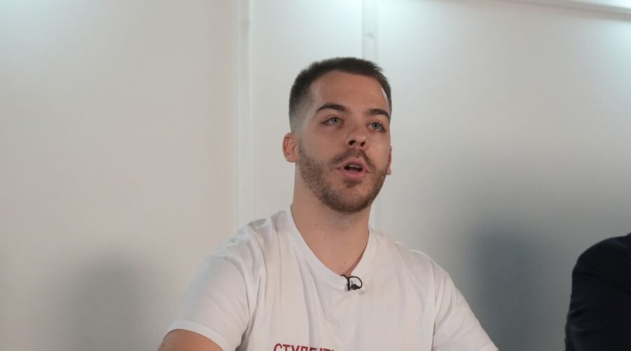 „DVE NEDELJE SU ME PRATILI, A ONDA JE KRIČAK DOŠAO ISPRED MOJE ZGRADE“: Student raskrinkao jezivi pritisak vlasti pred izbore i ulogu šefova policije u zastrašivanju! (VIDEO)